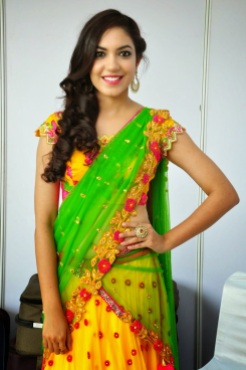 Ritu-varma-gorgeous-in-half-saree-019